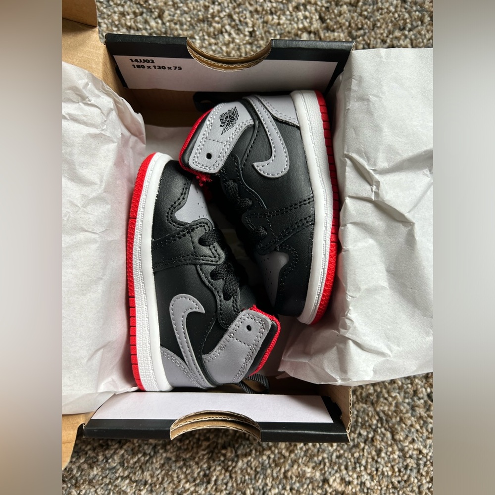 Nike Jordan AJ 1 Mid Sneakers size toddler 4c new in box